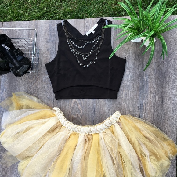 LOVERS + FRIENDS  CUTOUT CROP TOP - Picture 2 of 6